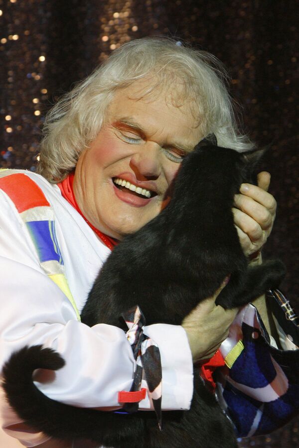 Yuri Kuklachov con uno de sus gatos - Sputnik Mundo