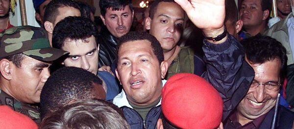Hugo Chávez regresando al gobierno tras el fallido Golpe de Estado de 2002 en Venezuela - Sputnik Mundo