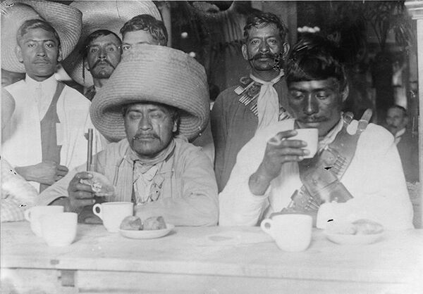 Escolta zapatista comiendo en el restaurante “Sanborns”, Casa de los Azulejos Escolta zapatista comiendo en el restaurante “Sanborns”, Casa de los Azulejos - Sputnik Mundo