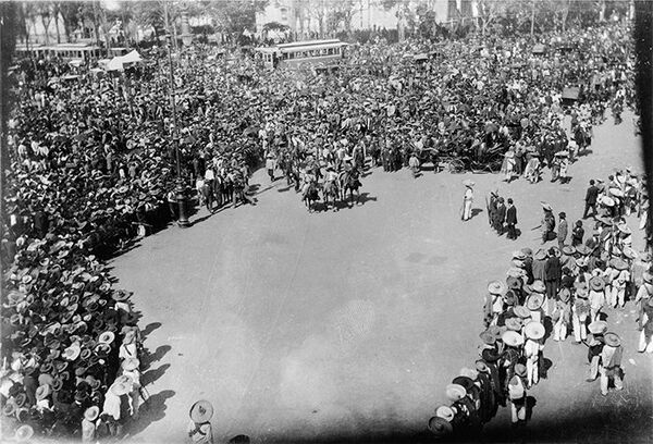 Zócalo capitalino a la llegada de Eufemio Zapata al Palacio Nacional Zócalo capitalino a la llegada de Eufemio Zapata al Palacio Nacional - Sputnik Mundo