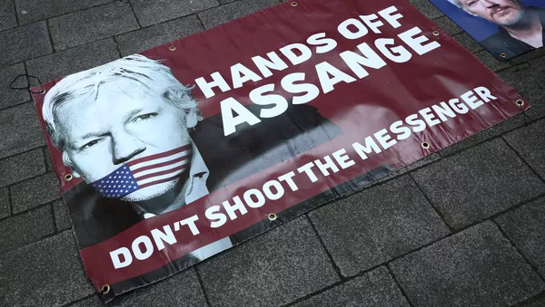 Retrato de Julian Assange cerca de la Corte de Magistrados de Westminster