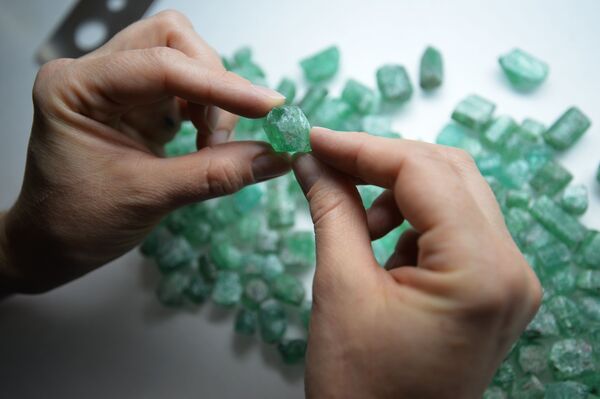 Una excursión por la única mina de esmeralda de Rusia - Sputnik Mundo