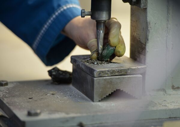 Una excursión por la única mina de esmeralda de Rusia - Sputnik Mundo