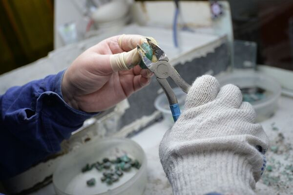 Una excursión por la única mina de esmeralda de Rusia - Sputnik Mundo