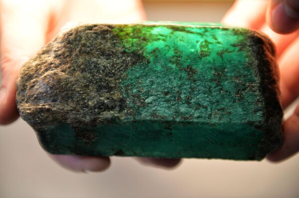 Una excursión por la única mina de esmeralda de Rusia - Sputnik Mundo