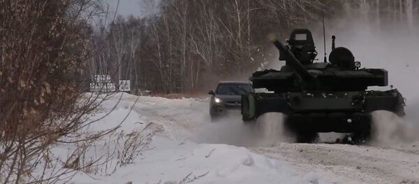 Una carrera entre un auto y un T-80 Una carrera entre un auto y un T-80 - Sputnik Mundo