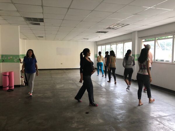 El corporativismo médico llevaba a que el número de cesáreas en Venezuela fuera muy alto; ahora, opciones como el parto humanizado llevan a las madres a tomar decisiones más conscientes El corporativismo médico llevaba a que el número de cesáreas en Venezuela fuera muy alto; ahora, opciones como el parto humanizado llevan a las madres a tomar decisiones más conscientes - Sputnik Mundo