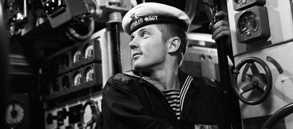 Un marino soviético trabaja en un submarino Un marino soviético trabaja en un submarino - Sputnik Mundo