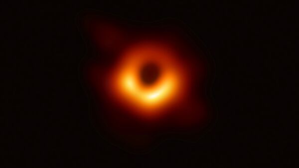 La primera foto de un agujero negro, tomada con una red global de telescopios, realizada por el proyecto Event Horizon Telescope (EHT) - Sputnik Mundo