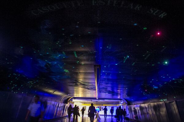 Vagones para mujeres, persianas y ventanales: las sorpresas del metro de distintas partes del mundo (fotos) - Sputnik Mundo