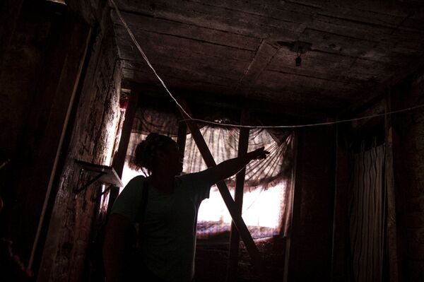 Ruth muestra los daños que la ampliación de la línea 12 le ocasionó a su casa - Sputnik Mundo