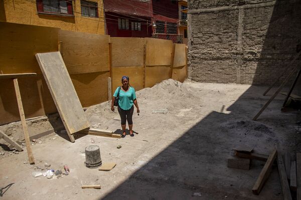 Ruth muestra una de los predios que serán reconstruidos por los daños de la ampliación de la línea 12 - Sputnik Mundo