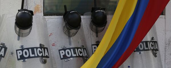 Escudos de los policías colombianos y la bandera del país (archivo) - Sputnik Mundo