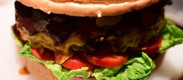 Japón celebra su nuevo emperador con una hamburguesa de oro que cuesta 900 dólares - Sputnik Mundo