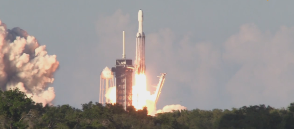 El lanzamiento del cohete portador triple Falcon Heavy - Sputnik Mundo