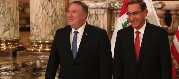 Mike Pompeo, secretario de Estado de EEUU y Martín Vizcarra, el presidente de Perú - Sputnik Mundo
