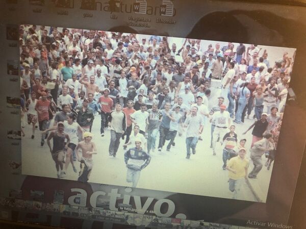 Gustavo muestra una foto del 13 de Abril de 2002  - Sputnik Mundo