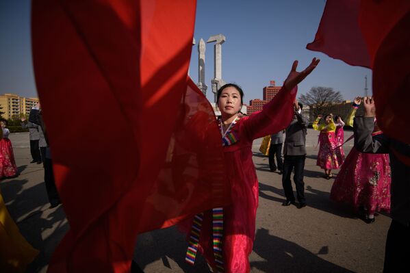 Lágrimas y bailes con motivo del Día del Sol en Corea del Norte - Sputnik Mundo