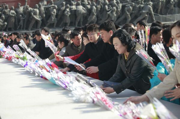 Lágrimas y bailes con motivo del Día del Sol en Corea del Norte - Sputnik Mundo