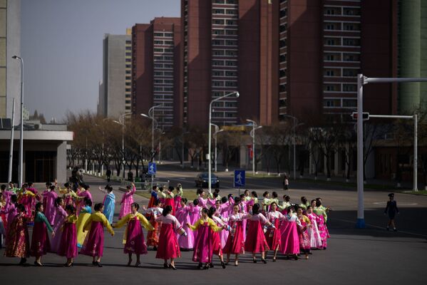 Lágrimas y bailes con motivo del Día del Sol en Corea del Norte - Sputnik Mundo