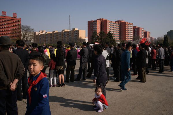 Lágrimas y bailes con motivo del Día del Sol en Corea del Norte - Sputnik Mundo