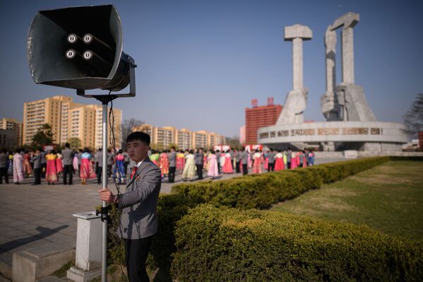 Lágrimas y bailes con motivo del Día del Sol en Corea del Norte - Sputnik Mundo