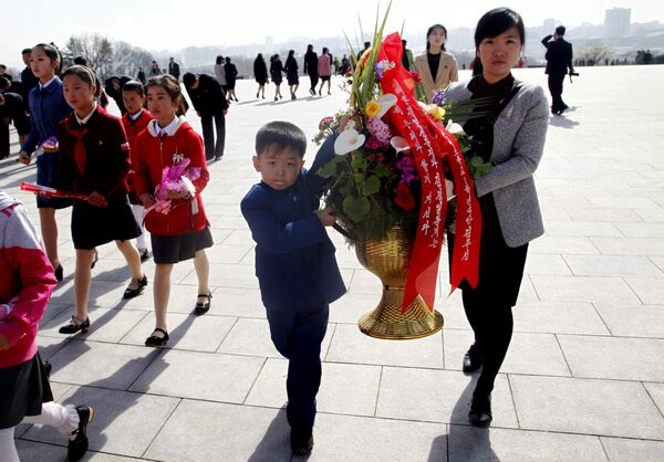 Lágrimas y bailes con motivo del Día del Sol en Corea del Norte - Sputnik Mundo