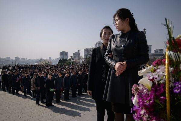 Lágrimas y bailes con motivo del Día del Sol en Corea del Norte - Sputnik Mundo