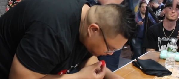 Este 'héroe' ingiere 96 gramos del chile más picante del mundo en menos de un minuto - Sputnik Mundo