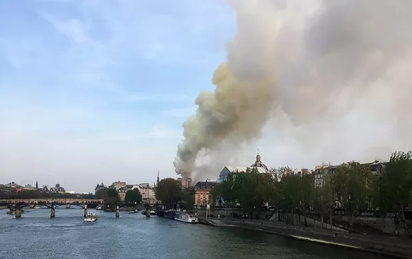 Incendio en la catedral parisina de Notre-Dame Incendio en la catedral parisina de Notre-Dame - Sputnik Mundo