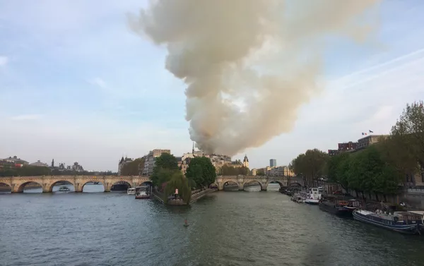 Incendio en la catedral parisina de Notre Dame Incendio en la catedral parisina de Notre Dame - Sputnik Mundo