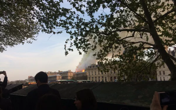 Incendio en la catedral parisina de Notre Dame Incendio en la catedral parisina de Notre Dame - Sputnik Mundo