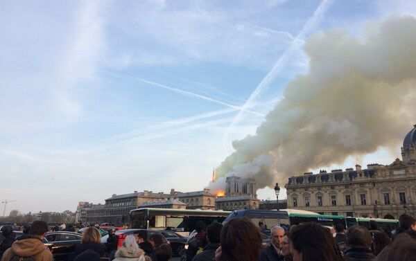 Incendio en la catedral parisina de Notre Dame - Sputnik Mundo