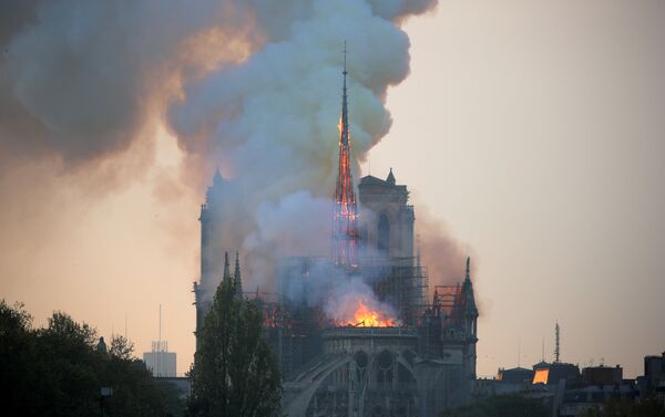 Incendio en la catedral parisina de Notre Dame - Sputnik Mundo