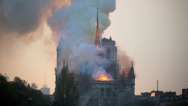 Incendio en la catedral parisina de Notre Dame - Sputnik Mundo