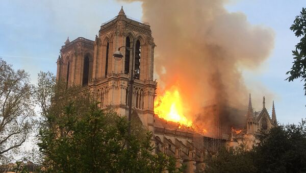 Incendio en la catedral parisina de Notre Dame - Sputnik Mundo