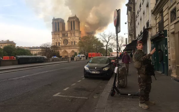 Incendio en la catedral parisina de Notre Dame Incendio en la catedral parisina de Notre Dame - Sputnik Mundo