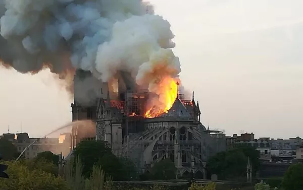Incendio en la catedral parisina de Notre Dame Incendio en la catedral parisina de Notre Dame - Sputnik Mundo