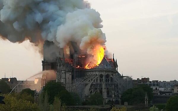 Incendio en la catedral parisina de Notre Dame - Sputnik Mundo