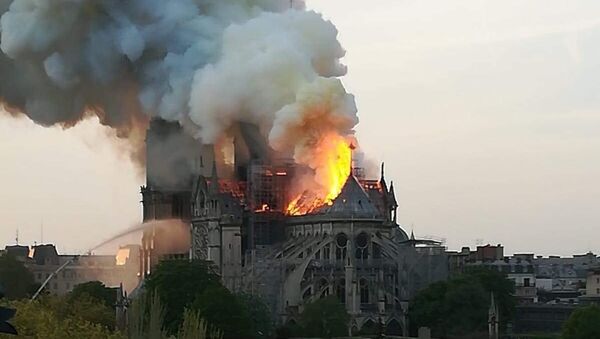 Incendio en la catedral parisina de Notre Dame Incendio en la catedral parisina de Notre Dame - Sputnik Mundo