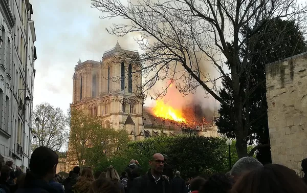 Incendio en la catedral parisina de Notre Dame Incendio en la catedral parisina de Notre Dame - Sputnik Mundo