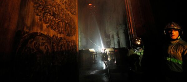 Los bomberos en Notre Dame - Sputnik Mundo
