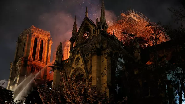 Incendio en la catedral parisina de Notre Dame - Sputnik Mundo