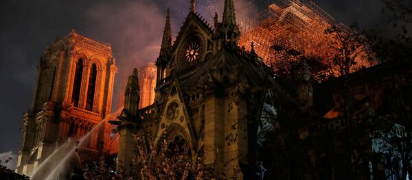 Incendio en la catedral parisina de Notre Dame - Sputnik Mundo