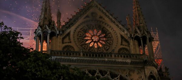 Incendio en la catedral parisina de Notre Dame - Sputnik Mundo