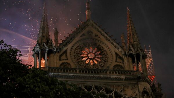 Incendio en la catedral parisina de Notre Dame - Sputnik Mundo