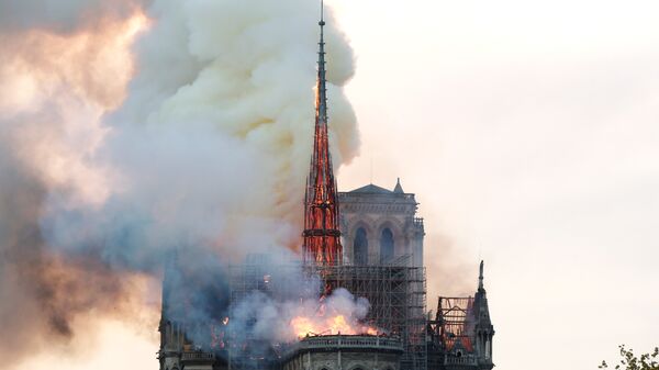 Incendio en la catedral parisina de Notre Dame - Sputnik Mundo