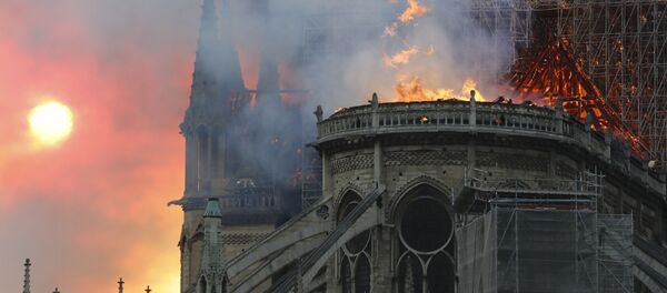 Incendio en la catedral parisina de Notre Dame - Sputnik Mundo