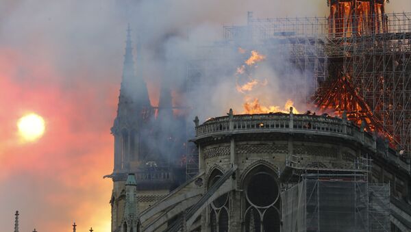 Incendio en la catedral parisina de Notre Dame - Sputnik Mundo
