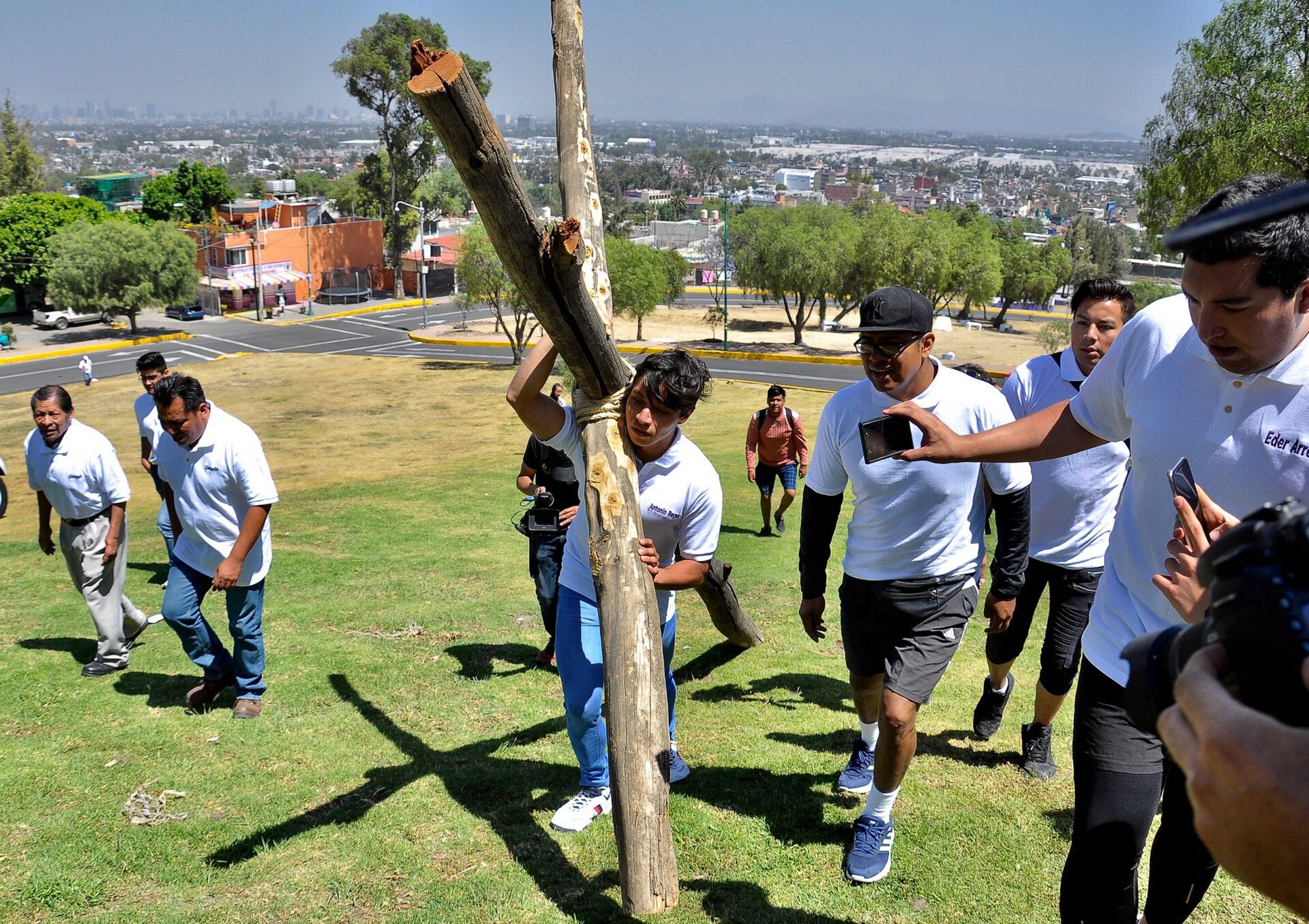 Juan Antonio Reyes, quien representará a Jesús de Nazareth, en su último recorrido previo a las actividades de Semana Santa en la alcaldía de Iztapalapa - Sputnik Mundo, 1920, 14.04.2022